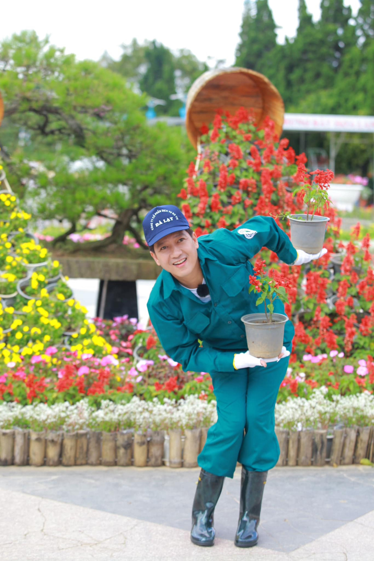 Trường Giang đóng vai công nhân chăm sóc hoa trong một chương trình truyền hình thực tế. Ảnh: FB Trường Giang