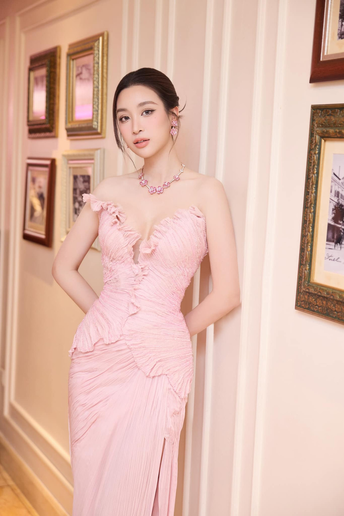 Hoa hậu Đỗ Mỹ Linh diện đầm hồng cách điệu cúp ngực khoe dáng ở sự kiện. Ảnh: FB My Linh Do