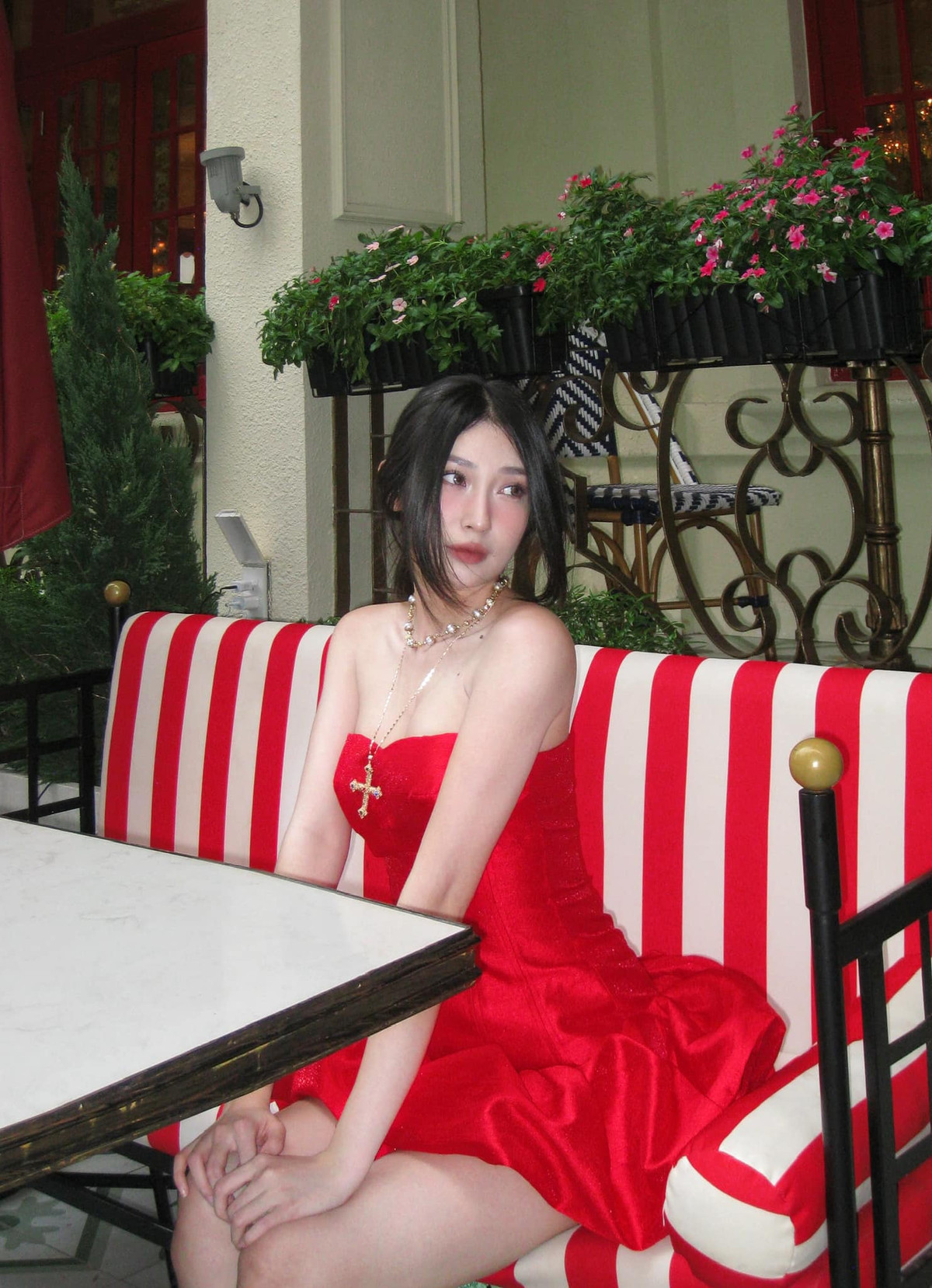 Ca sĩ Khổng Tú Quỳnh gợi cảm với đầm cúp ngực đỏ. Ảnh: FB Khổng Tú Quỳnh