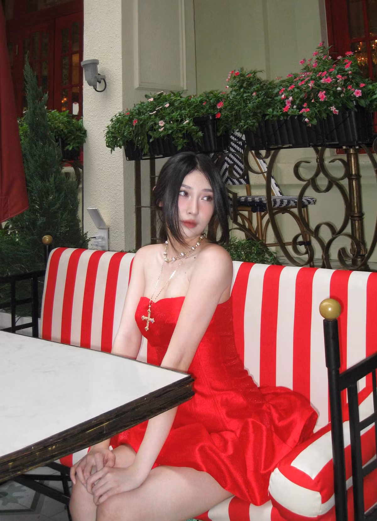 Ca sĩ Khổng Tú Quỳnh gợi cảm với đầm cúp ngực đỏ. Ảnh: FB Khổng Tú Quỳnh