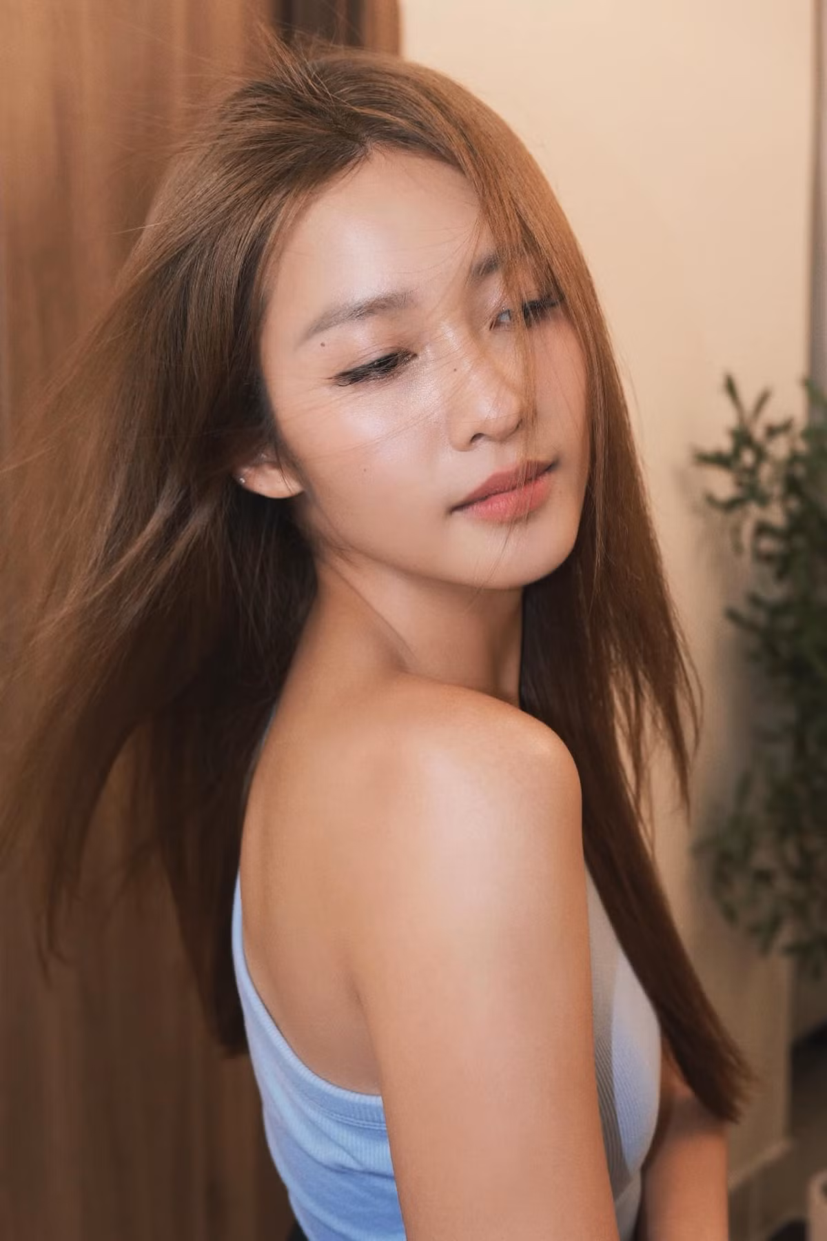 Không chỉ sành điệu trên phim, ngoài đời, diễn viên Khả Ngân còn có phong thái chuẩn mỹ nhân, tạo dáng cùng những set đồ hàng hiệu đắt đỏ. Ảnh: FB Khả Ngân