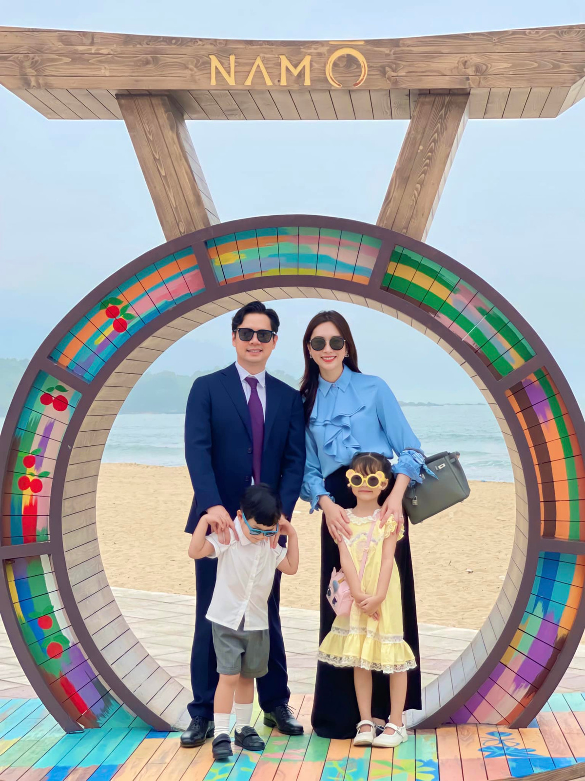 Sau khi kết hôn, sinh con, Hoa hậu Đặng Thu Thảo ít hoạt động showbiz, kín tiếng về đời tư. Cô hiếm khi đăng ảnh chồng con, trừ những dịp đặc biệt.