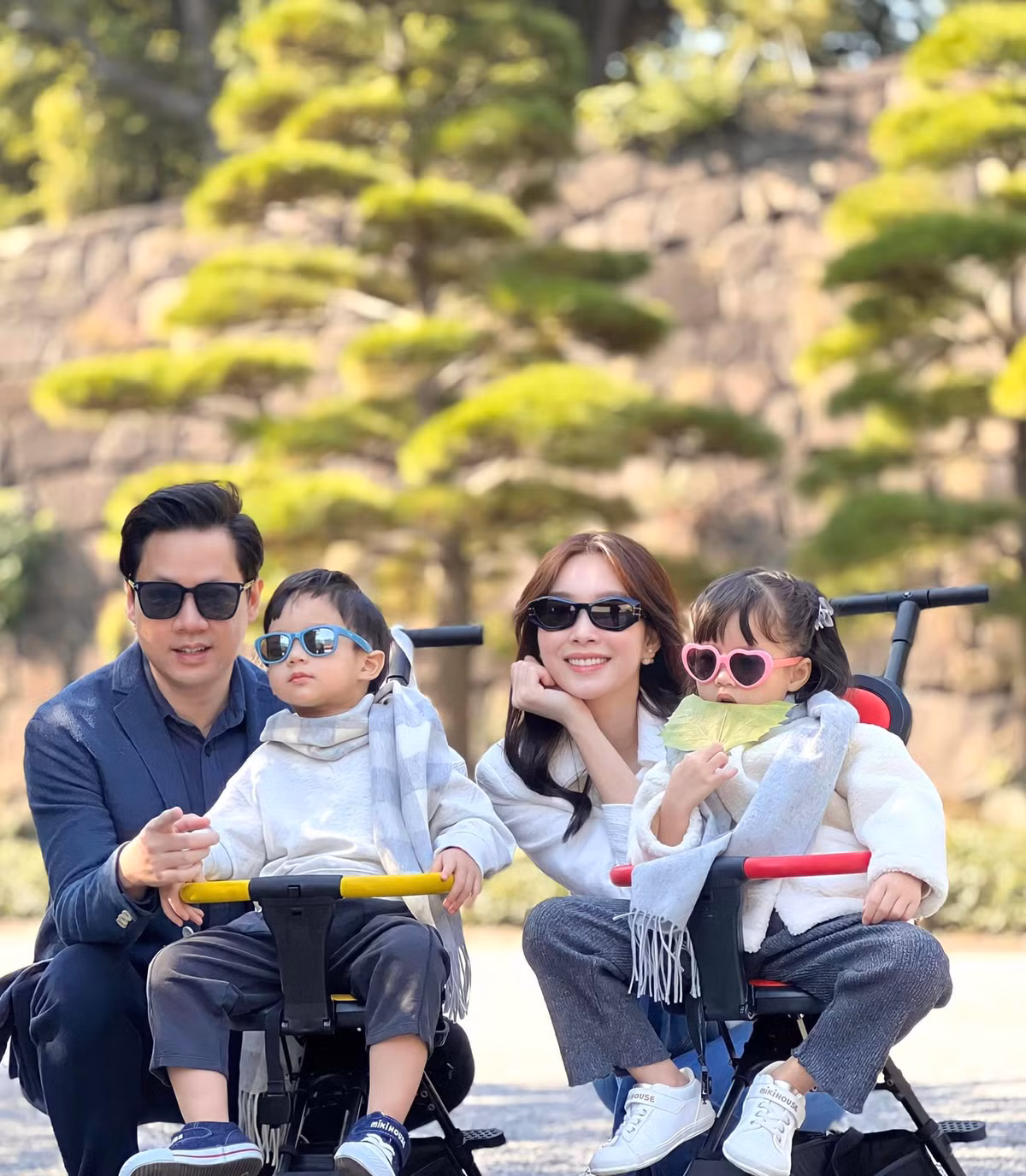 Mỗi lần nàng hậu đăng ảnh cùng ông xã và các con đều nhận được nhiều tình cảm từ người hâm mộ.