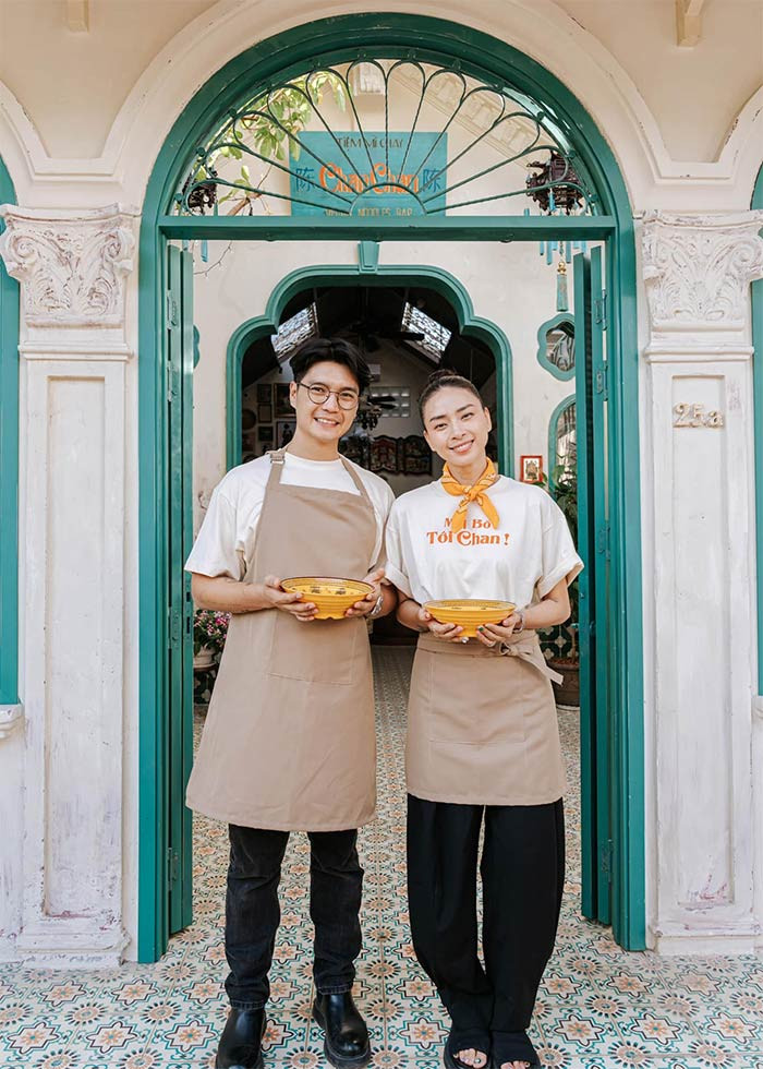 Gần đây hai vợ chồng đả nữ Vbiz cùng nhau mở một nhà hàng chay ở TP.HCM. Huy Trần chính là người đứng bếp trực tiếp của nhà hàng chay, còn Ngô Thanh Vân đảm nhiệm nhiều vai trò. Ảnh: FB Ngô Thanh Vân