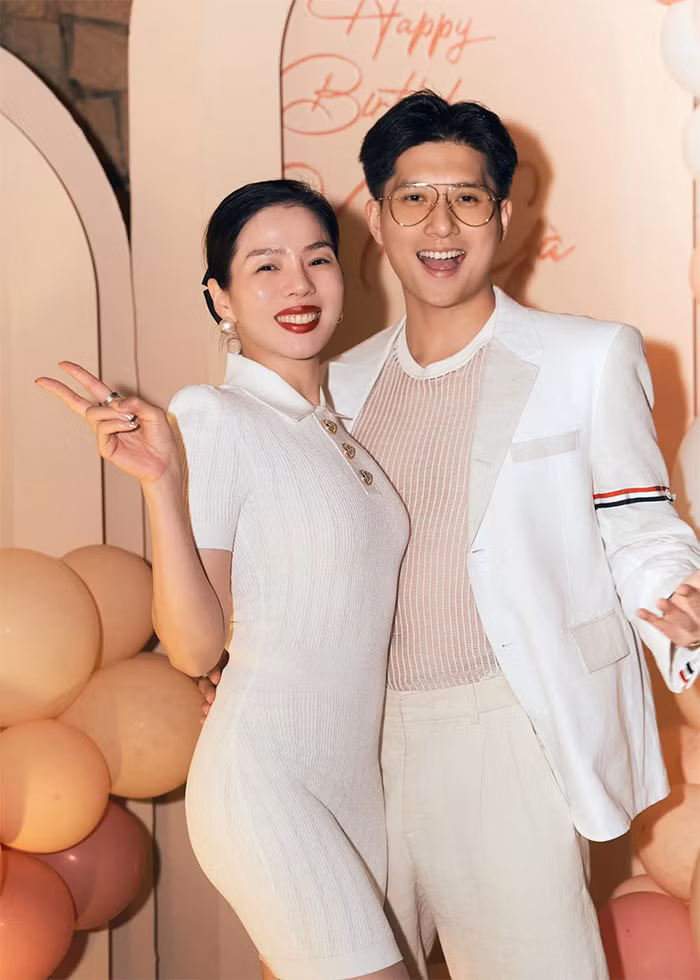 Trong hơn 4 năm hẹn hò cả hai nhiều lần vướng nghi vấn chia tay nhưng cuối cùng họ vẫn hạnh phúc bên nhau và là cặp đôi đẹp của Vbiz. Ảnh: FB Lệ Quyên - Lâm Bảo Châu