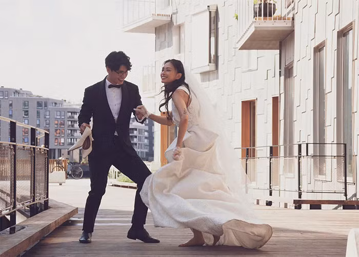 Nữ diễn viên Ngô Thanh Vân và nam doanh nhân kém cô 11 tuổi - Huy Trần hẹn hò vào năm 2020. Hai năm sau cặp đôi làm đám cưới tại Na Uy. Ảnh: FB Ngô Thanh Vân