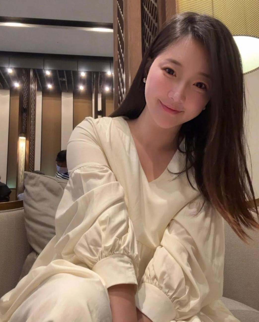 Hot girl múa cột Feiya không chỉ được biết đến với những màn biểu diễn ấn tượng mà còn gây chú ý với phong cách thời trang táo bạo, cá tính.