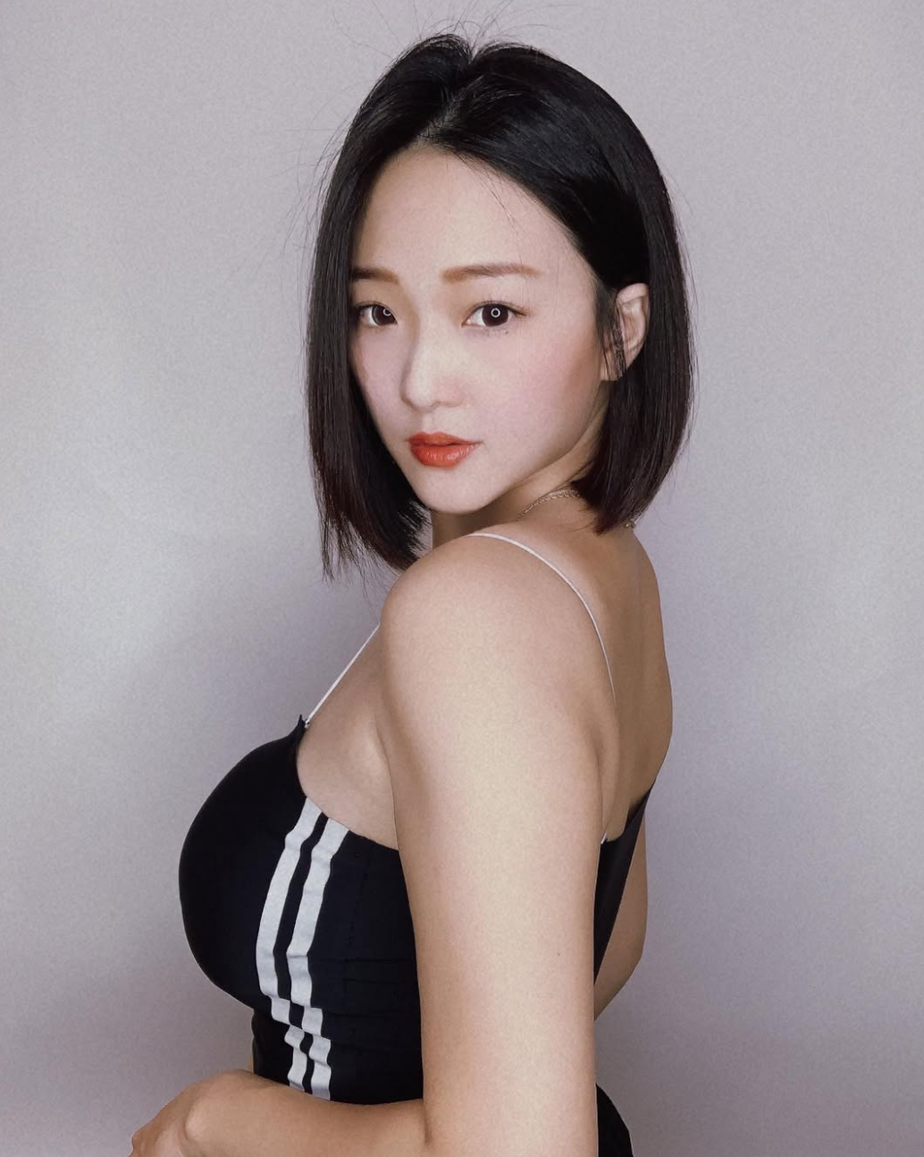 Cư dân mạng cho rằng việc ăn mặc quá hở hang như vậy là không phù hợp và có thể gây ảnh hưởng xấu đến giới trẻ.