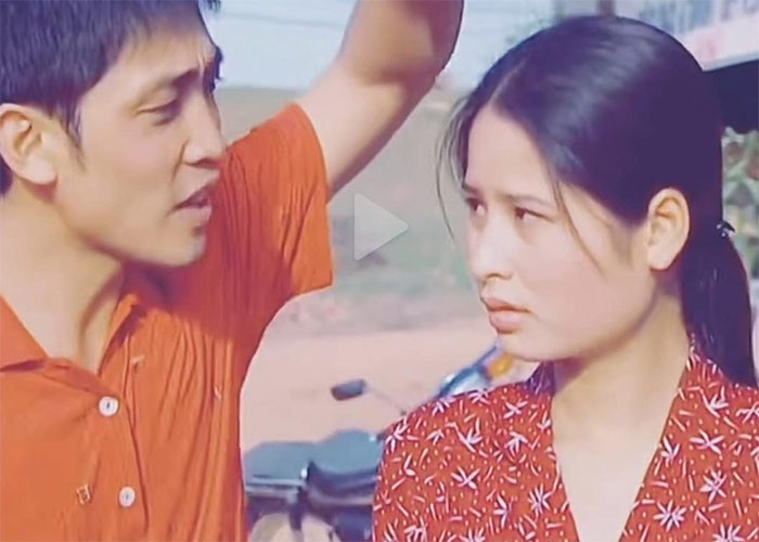 19 tuổi anh vào làm hậu đài ở Đoàn kịch Quảng Ninh, rồi một hôm diễn viên đóng vai giả gái của đoàn bị ốm phải nhập viện, anh đã xung phong diễn thay. Từ đó anh chuyển sang làm diễn viên chính thức của đoàn. (Ảnh: FB Hồ Phong)