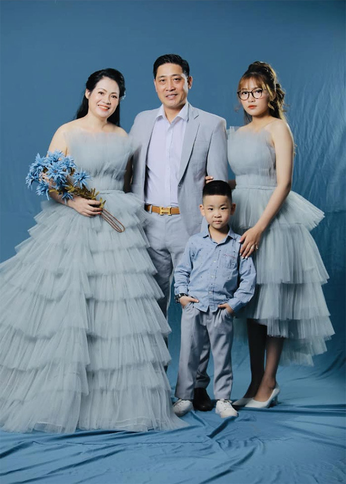 Anh đang có cuộc sống hạnh phúc bên vợ - chị Minh Dung làm trong ngành ngân hàng và 4 con: 2 gái, 2 trai. (Ảnh: FB Minh Dung)