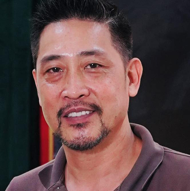 Hồ Phong sinh ra trong gia đình có truyền thống nghệ thuật, bố anh là NSƯT Hồ Tháp, nguyên Trưởng đoàn Kịch nói Quảng Ninh. Mẹ anh cũng là diễn viên trong đoàn. Từ nhỏ Hồ Phong đã bộc lộ năng khiếu nghệ thuật. (Ảnh: FB Hồ Phong)