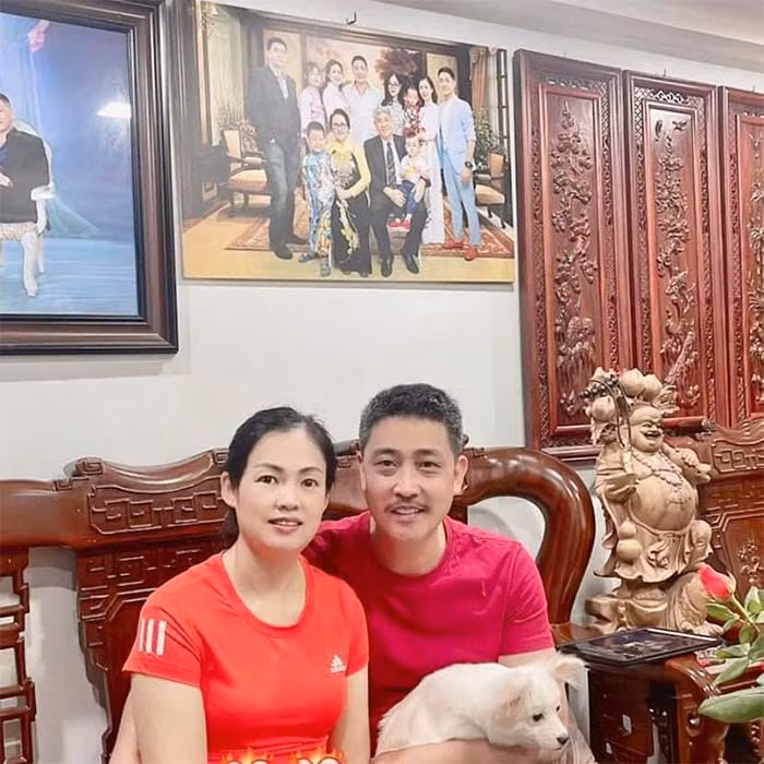 Thường xuyên phải đi công tác xa nhà nên Hồ Phong rất biết ơn những hy sinh thầm lặng của vợ cho gia đình. (Ảnh: FB Hồ Phong)