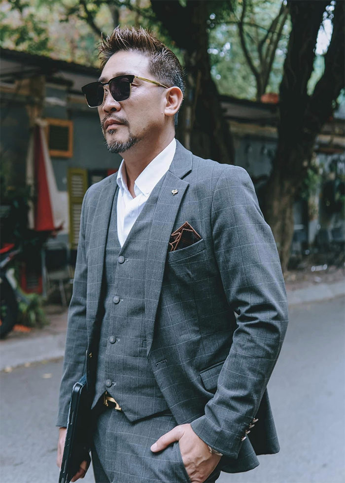 Sau đó ít lâu anh thi đỗ vào Trường Đại học Sân khấu Điện ảnh Hà Nội. Tốt nghiệp anh được nhận vào làm chính thức tại Đoàn kịch CAND. (Ảnh: FB Hồ Phong)