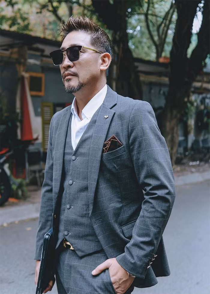 Sau đó ít lâu anh thi đỗ vào Trường Đại học Sân khấu Điện ảnh Hà Nội. Tốt nghiệp anh được nhận vào làm chính thức tại Đoàn kịch CAND. (Ảnh: FB Hồ Phong)