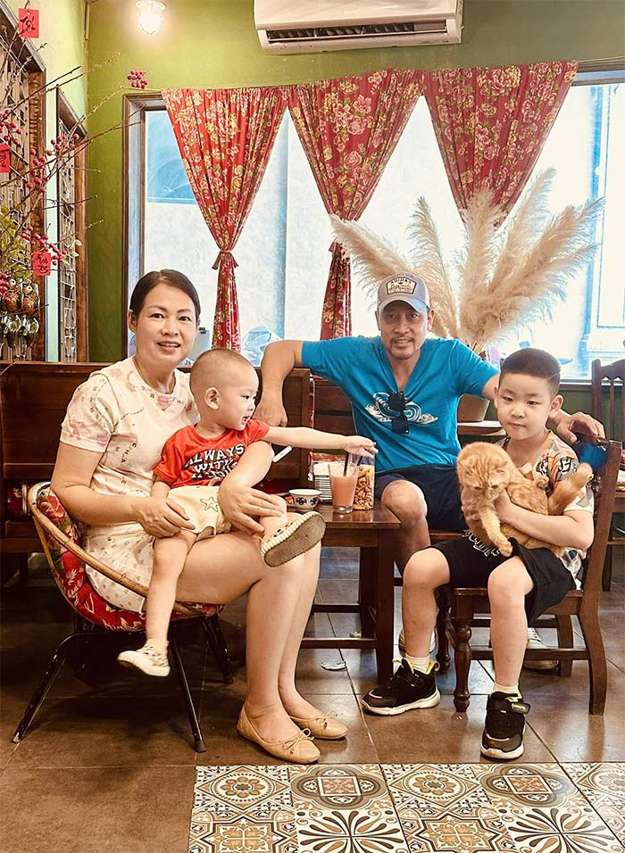 Chuyên vào những vai đểu giả, hầm hố trên phim, nhưng ngoài đời, Hồ Phong lại là ông bố hết lòng vì gia đình. Anh không ngại rửa bát, cho con ăn và giúp vợ nhiều việc khi ở nhà. (Ảnh: FB Hồ Phong)