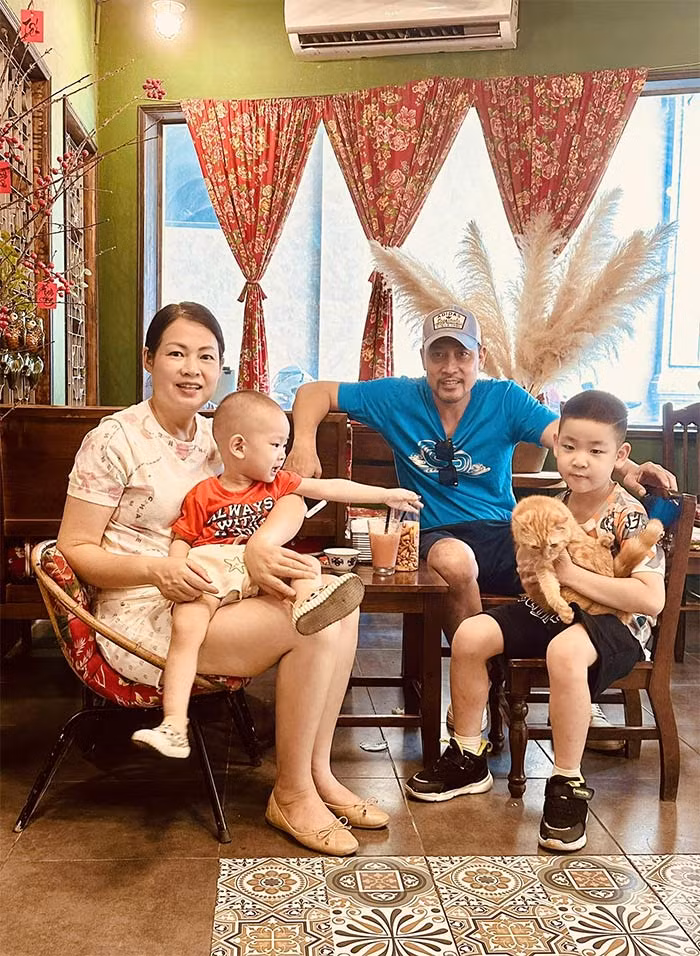 Chuyên vào những vai đểu giả, hầm hố trên phim, nhưng ngoài đời, Hồ Phong lại là ông bố hết lòng vì gia đình. Anh không ngại rửa bát, cho con ăn và giúp vợ nhiều việc khi ở nhà. (Ảnh: FB Hồ Phong)