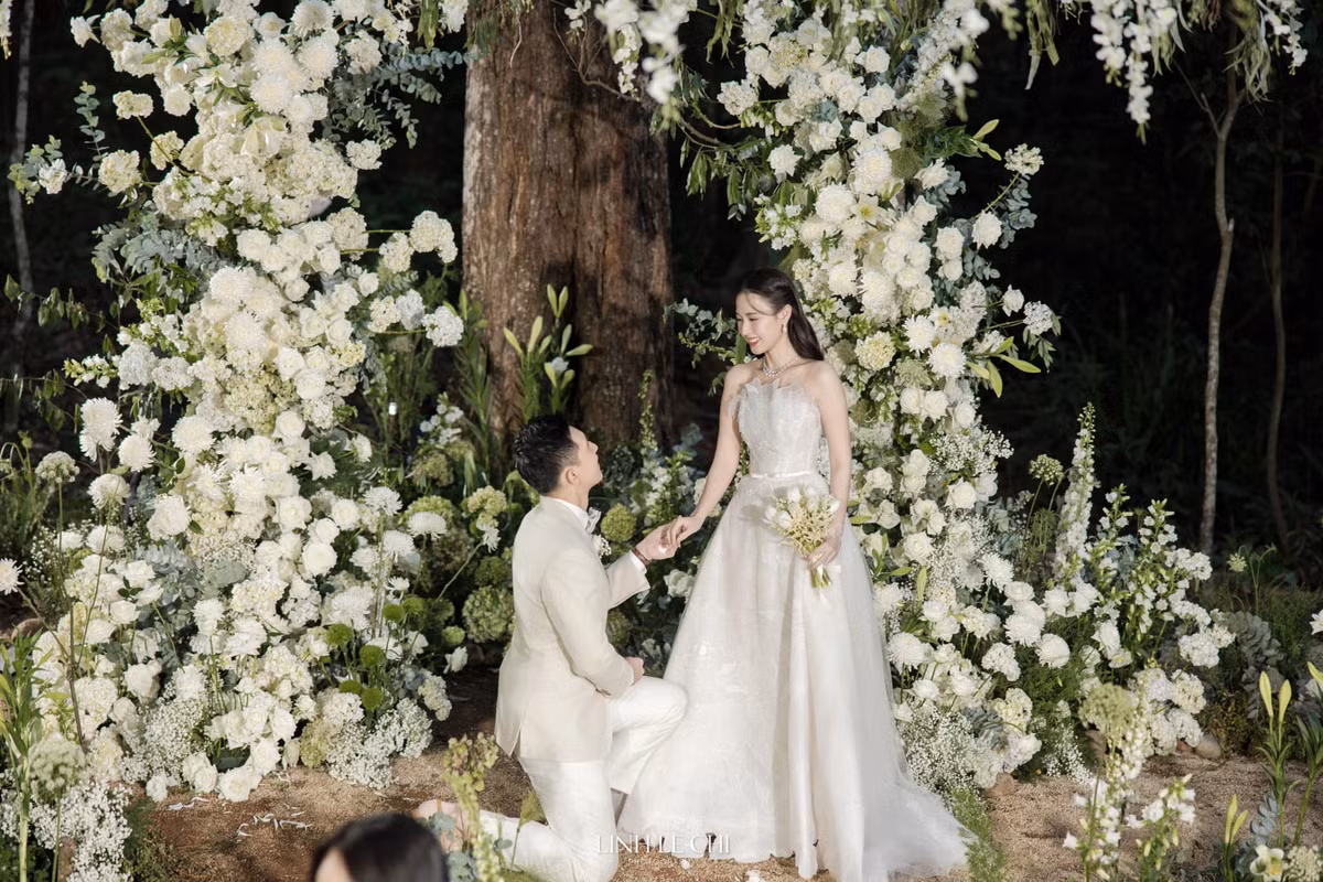 Chồng Midu chọn bộ suit màu be và sơ mi trắng bảnh bao, tạo sự gắn kết đồng điệu với cô.