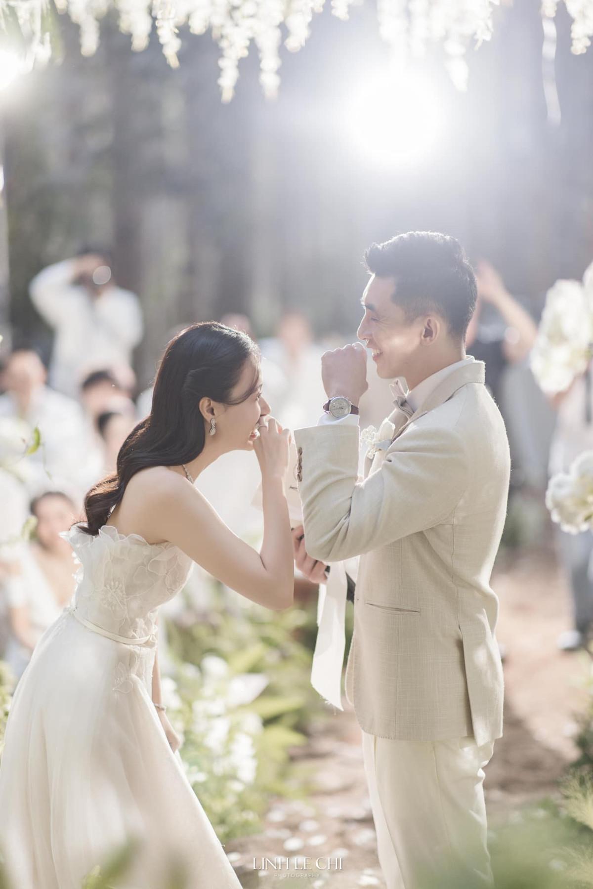 Nhìn qua loạt ảnh được cô dâu công bố, dễ dàng nhận ra cả hai đã đầu tư khủng, chuẩn bị chỉn chu từng chi tiết cho ngày đặc biệt.