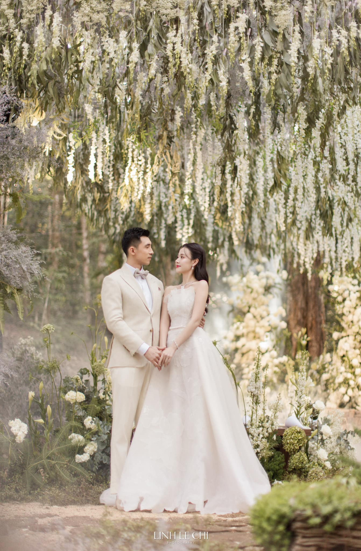 Trong buổi tiệc, nữ diễn viên Midu diện đầm trắng cúp ngực, khoe tối đa bờ vai trần nõn nà cùng nhan sắc "thần tiên tỷ tỷ".