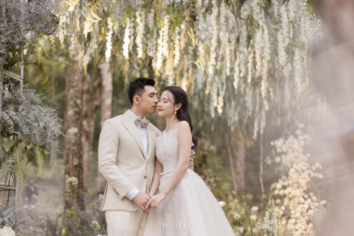 Suốt thời gian tìm hiểu, Midu và Minh Đạt khá kín tiếng. Cặp đôi chỉ xuất hiện cùng nhau duy nhất 1 lần trên thảm đỏ vào năm 2023 khi Midu đảm nhiệm vai nữ chính trong bộ phim "Khi ta 25".