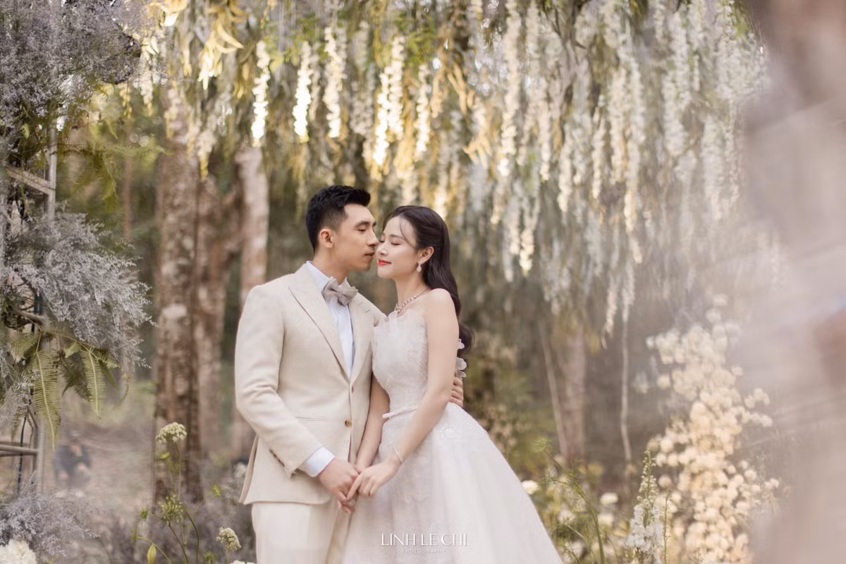 Suốt thời gian tìm hiểu, Midu và Minh Đạt khá kín tiếng. Cặp đôi chỉ xuất hiện cùng nhau duy nhất 1 lần trên thảm đỏ vào năm 2023 khi Midu đảm nhiệm vai nữ chính trong bộ phim "Khi ta 25".