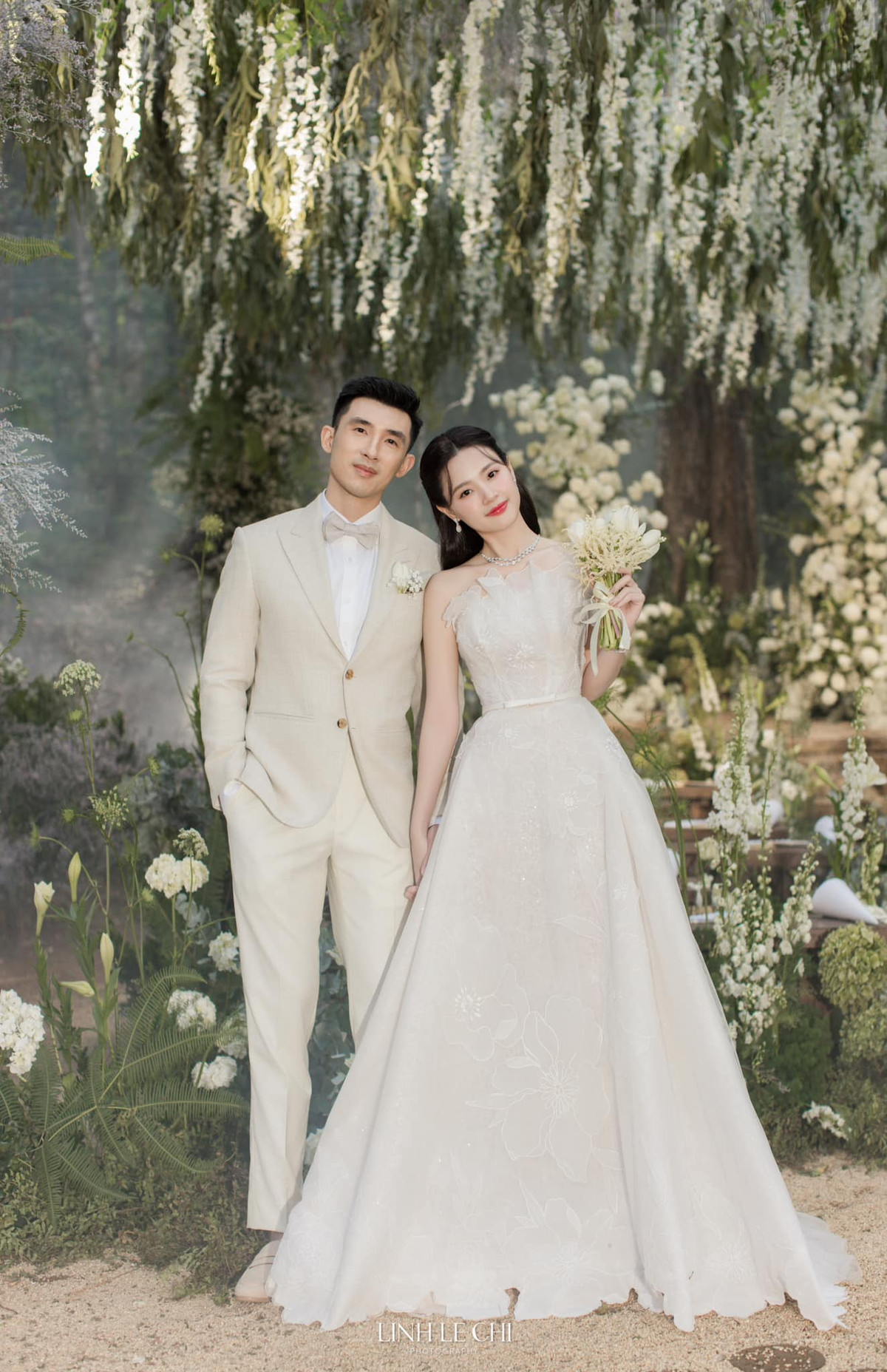 Nữ diễn viên được khen xinh đẹp, yêu kiều như công chúa khi thả tóc dài bồng bềnh và đeo trang sức ngọc trai nhẹ nhàng.