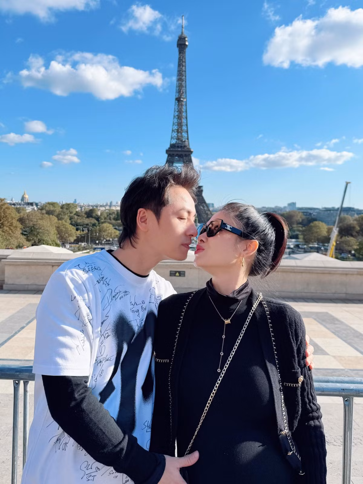 Ca sĩ Đăng Khôi đi du lịch cùng vợ bầu. Ảnh: FB Dang Khoi Nguyen