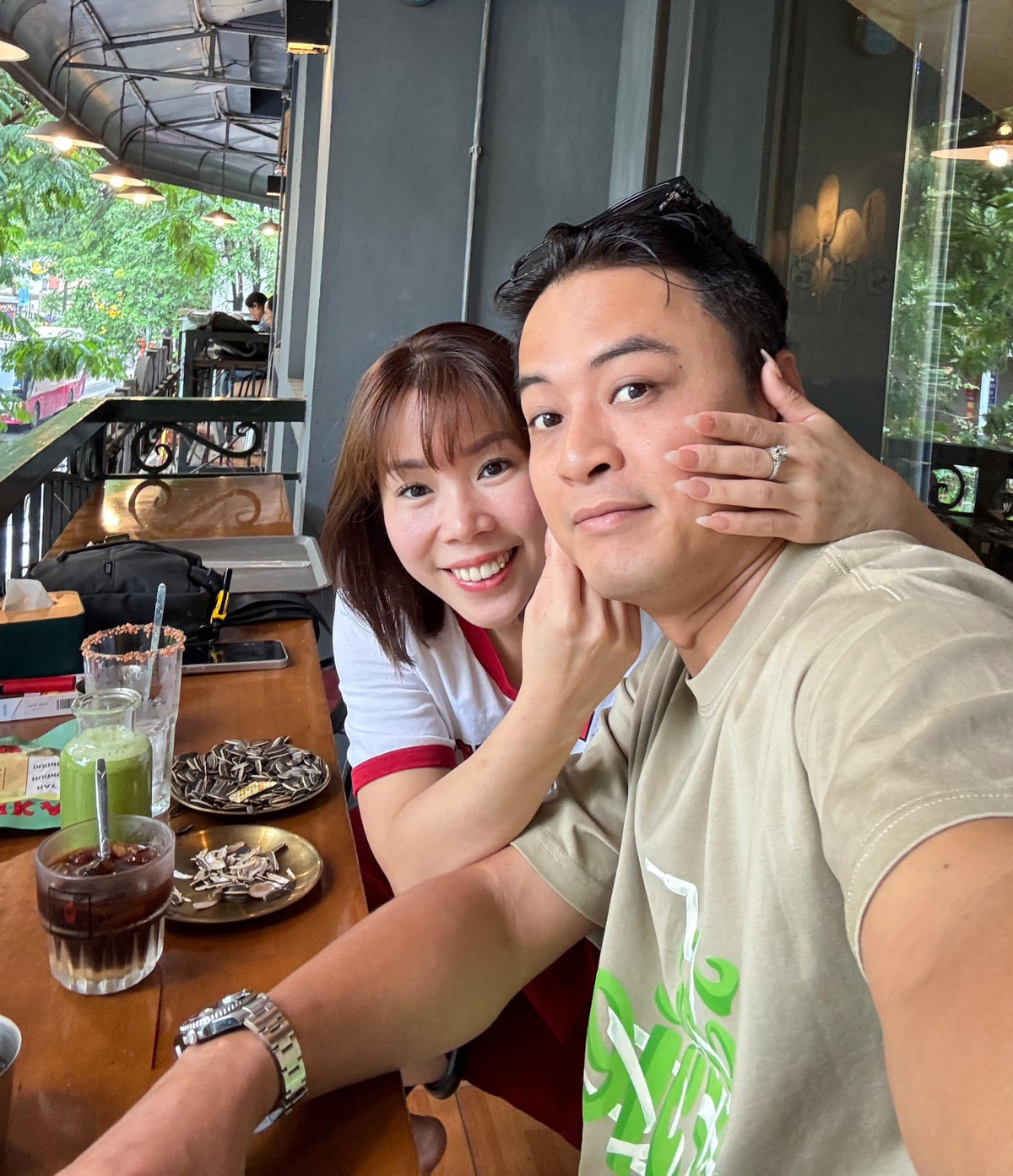 Diễn viên Hồng Đăng đi cafe với vợ, anh cho biết ngày 28/9 tới sẽ chuyển đồ dùng học tập và một số thiết bị lên Háng Lìa - Điện Biên cho các trường học nhưng mưa và sạt lở nhiều nên anh lo lắng, sợ không đi được đúng lịch. Ảnh: FB Lê Hồng Đăng