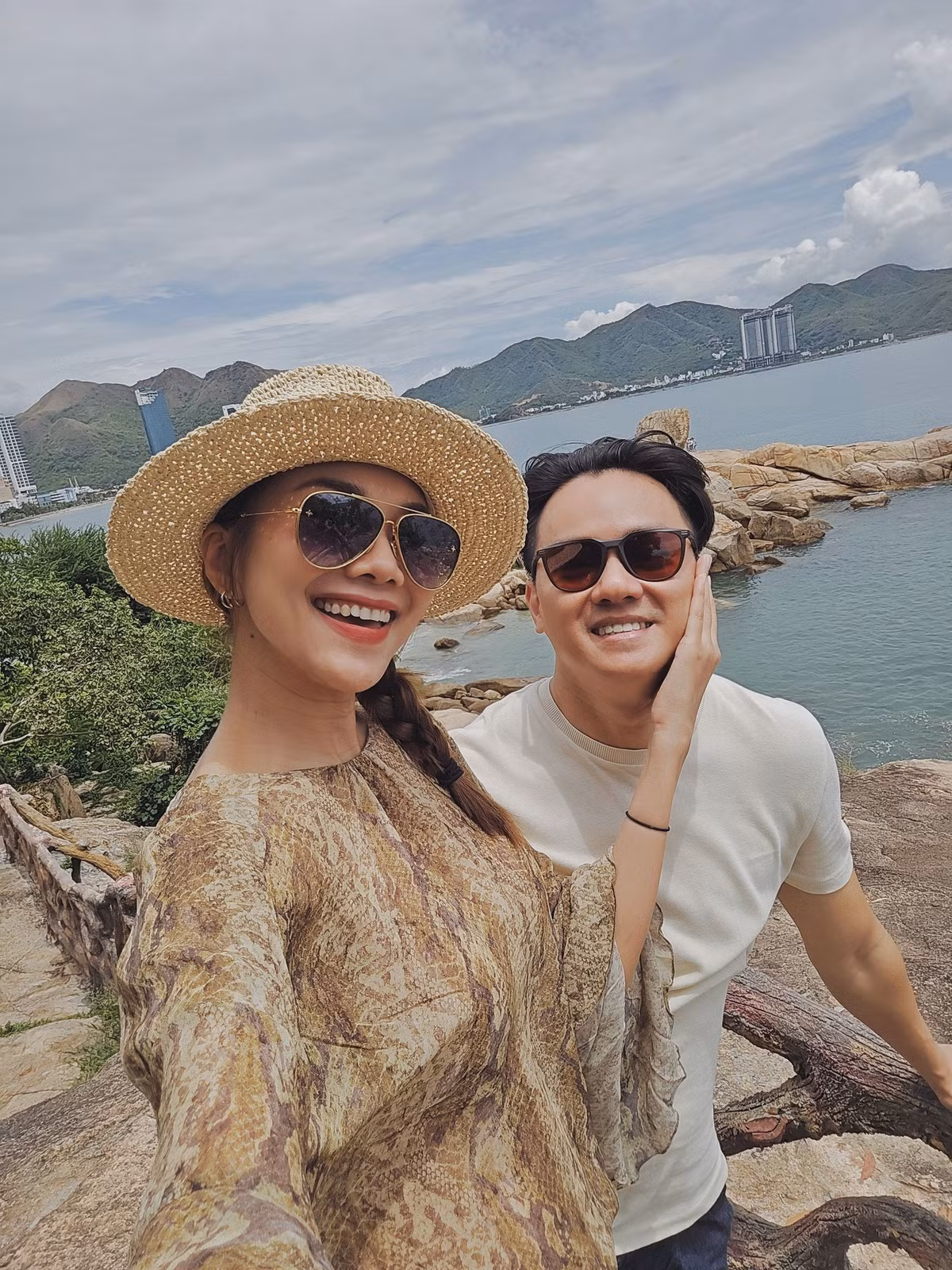 Siêu mẫu Thanh Hằng chia sẻ khoảnh khắc vui vẻ, hạnh phúc bên nhạc trưởng Trần Nhật Minh. Ảnh: FB Thanh Hằng