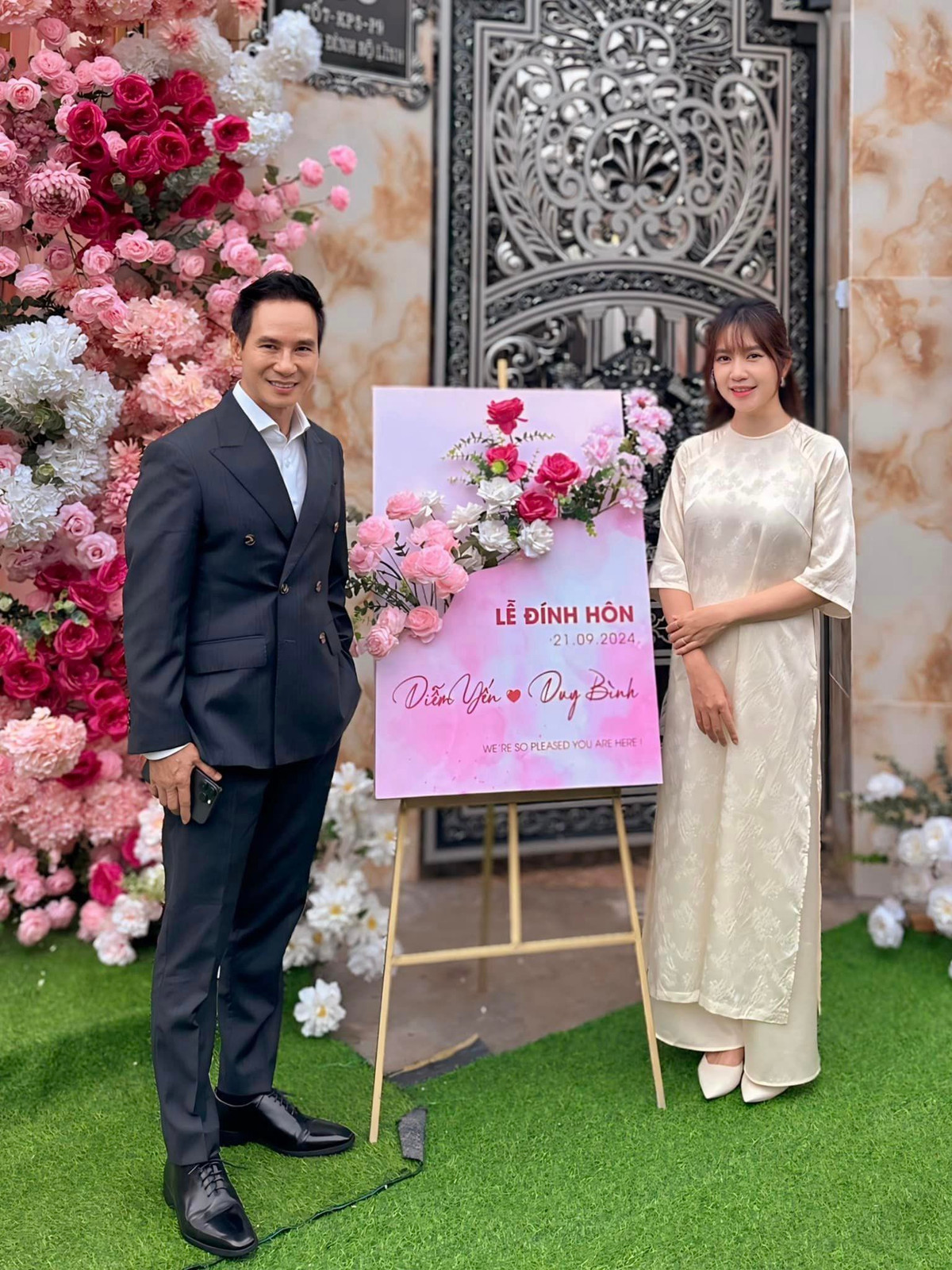 Lý Hải - Minh Hà về Tiền Giang dự đám cưới. Bà xã Lý Hải nhận nhiều lời khen về nhan sắc trẻ trung dù đã qua 4 lần sinh nở. Ảnh: FB Ly Hai Minh Ha