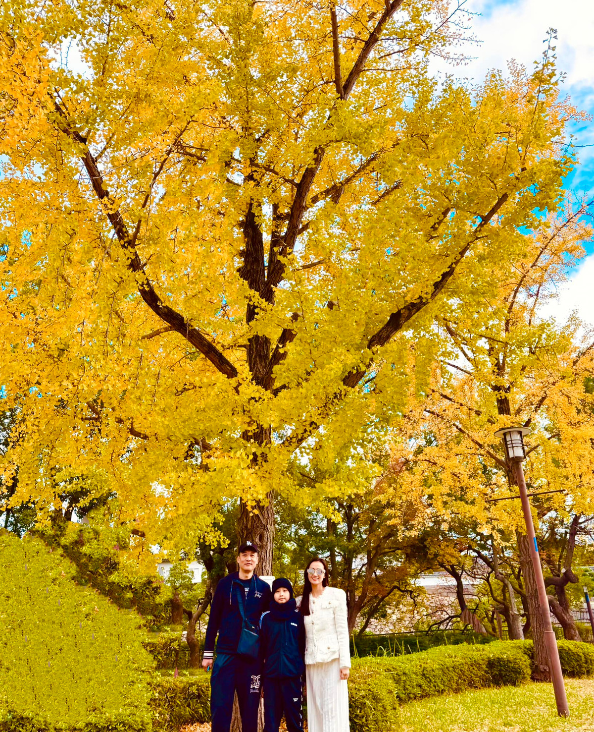 Lã Thanh Huyền cùng gia đình chụp ảnh giữa khung cảnh lá vàng tại Nhật Bản. Ảnh: FB Lã Thanh Huyền