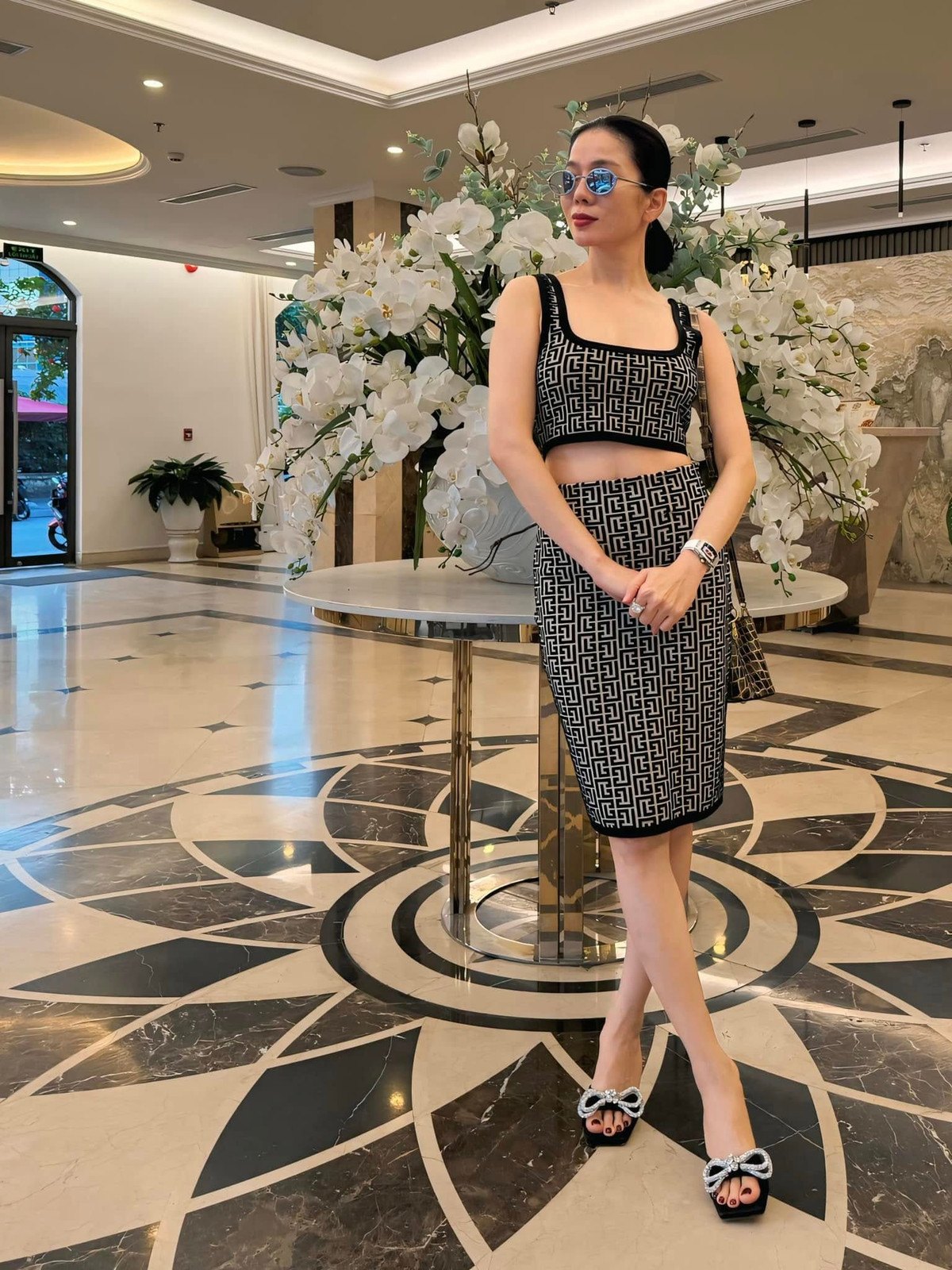 Ca sĩ Lệ Quyên điệu đà với "cây" đồ hiệu. Ảnh: FB Lệ Quyên