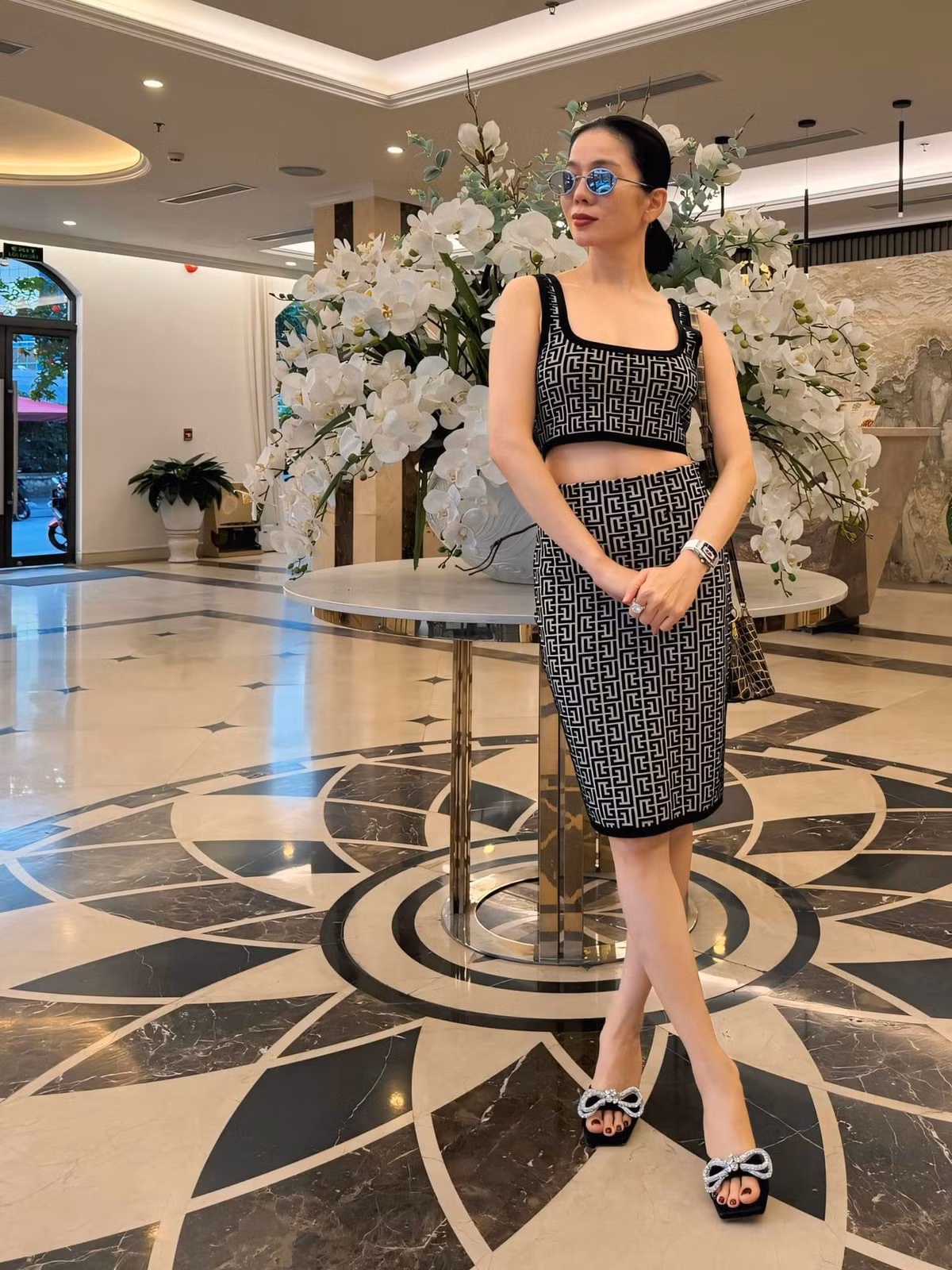 Ca sĩ Lệ Quyên điệu đà với "cây" đồ hiệu. Ảnh: FB Lệ Quyên