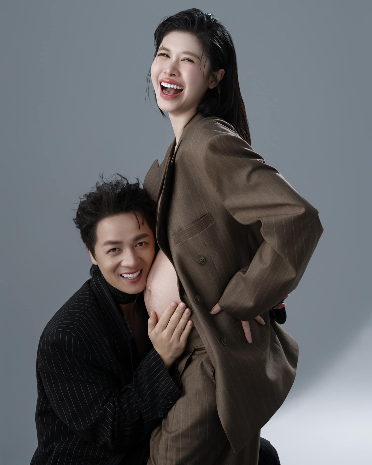 Đăng Khôi đăng bộ ảnh chụp cùng bà xã Thuỷ Anh diện trang phục táo bạo. Ảnh: FB Dang Khoi Nguyen