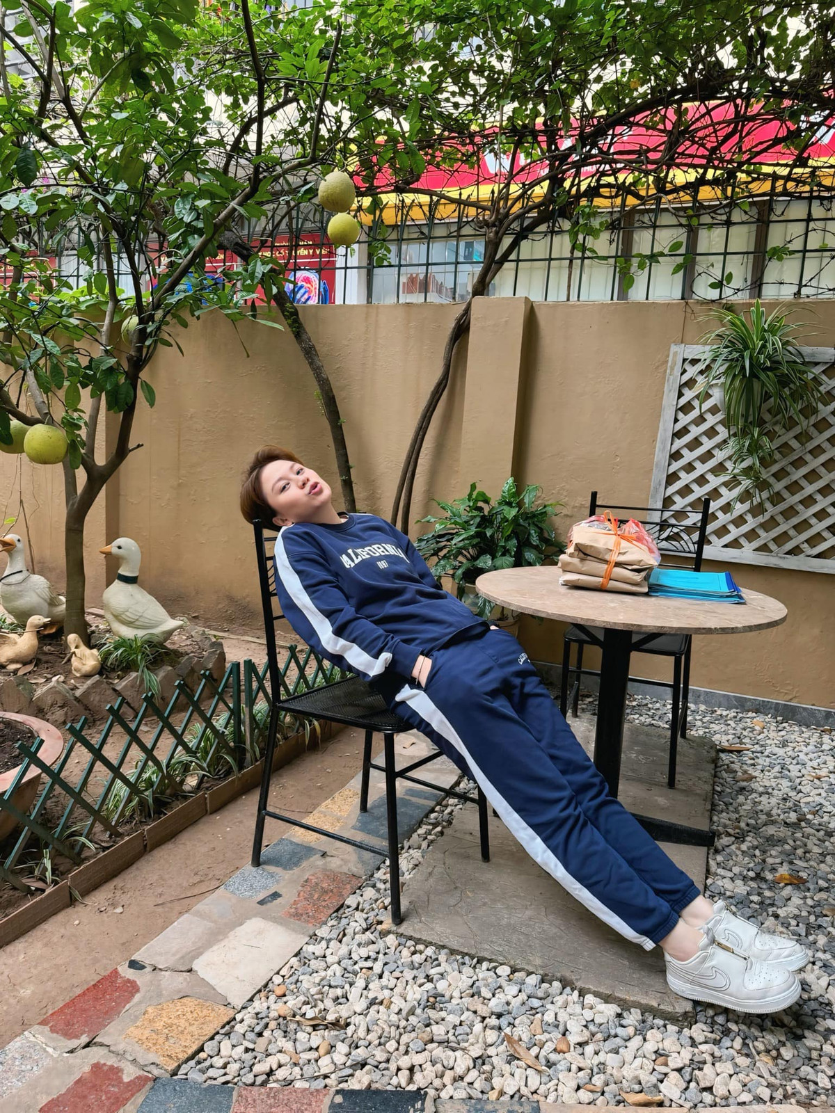 Bảo Hân quay trở về bối cảnh từng quay phim "Về nhà đi con": "Cảnh này thật quen thuộc... hình như ta đã thấy nó ở đâu rồi". Ảnh: FB Pham Bao Han