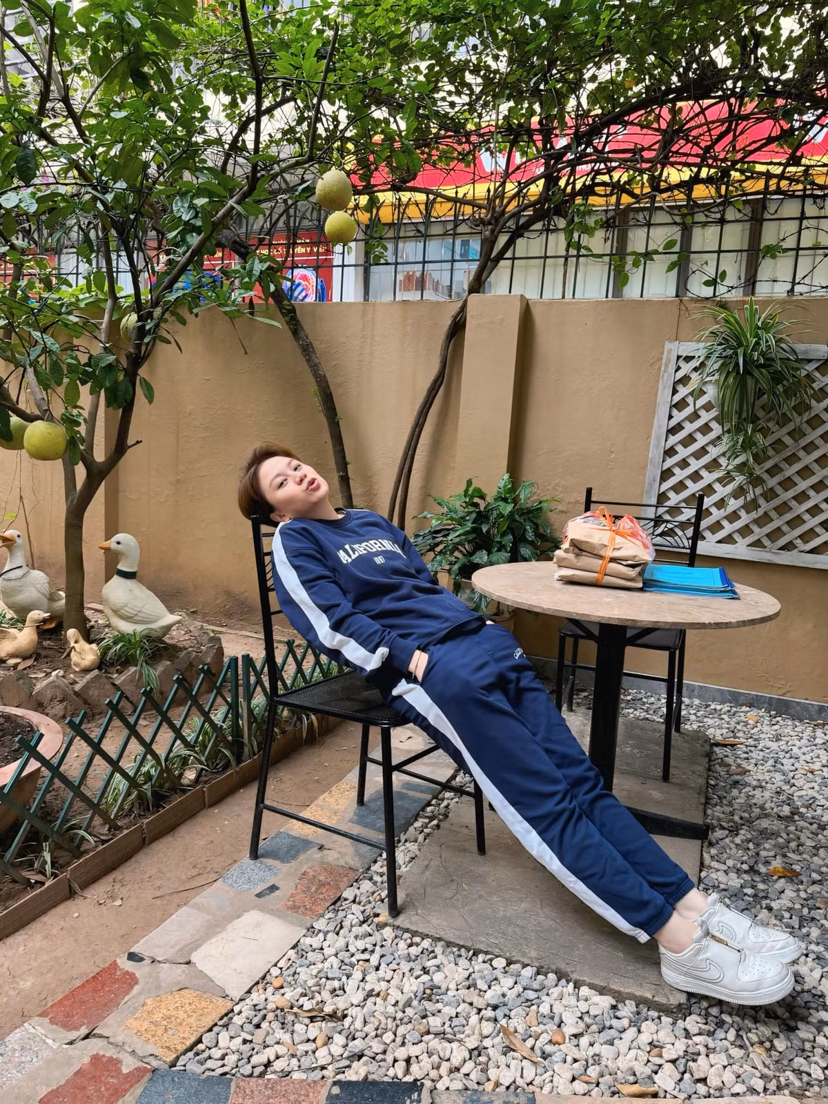 Bảo Hân quay trở về bối cảnh từng quay phim "Về nhà đi con": "Cảnh này thật quen thuộc... hình như ta đã thấy nó ở đâu rồi". Ảnh: FB Pham Bao Han