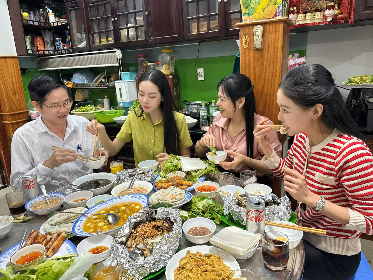 Hoa hậu Thanh Thủy phấn khích khi được bố mẹ chuẩn bị cho toàn đặc sản Đà Nẵng khi về thăm nhà hậu đăng quang Miss International 2024. Ảnh: FB Huỳnh Thị Thanh Thủy