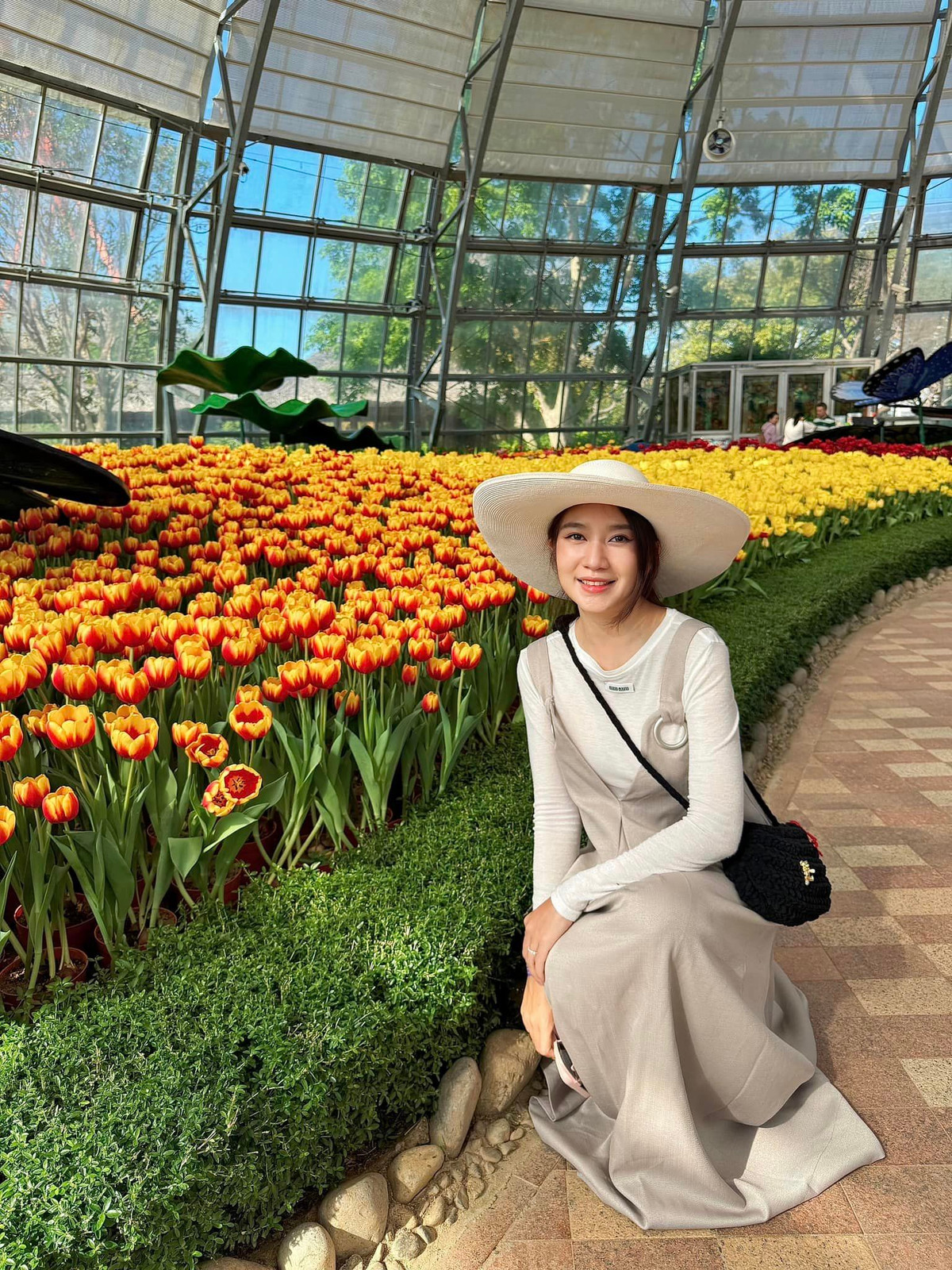 Đáng nói, dù trải qua 4 lần sinh nở, Minh Hà vẫn khiến khán giả trầm trồ vì ngoại hình trẻ trung, nhan sắc của cô vẫn không hề phai tàn theo thời gian.