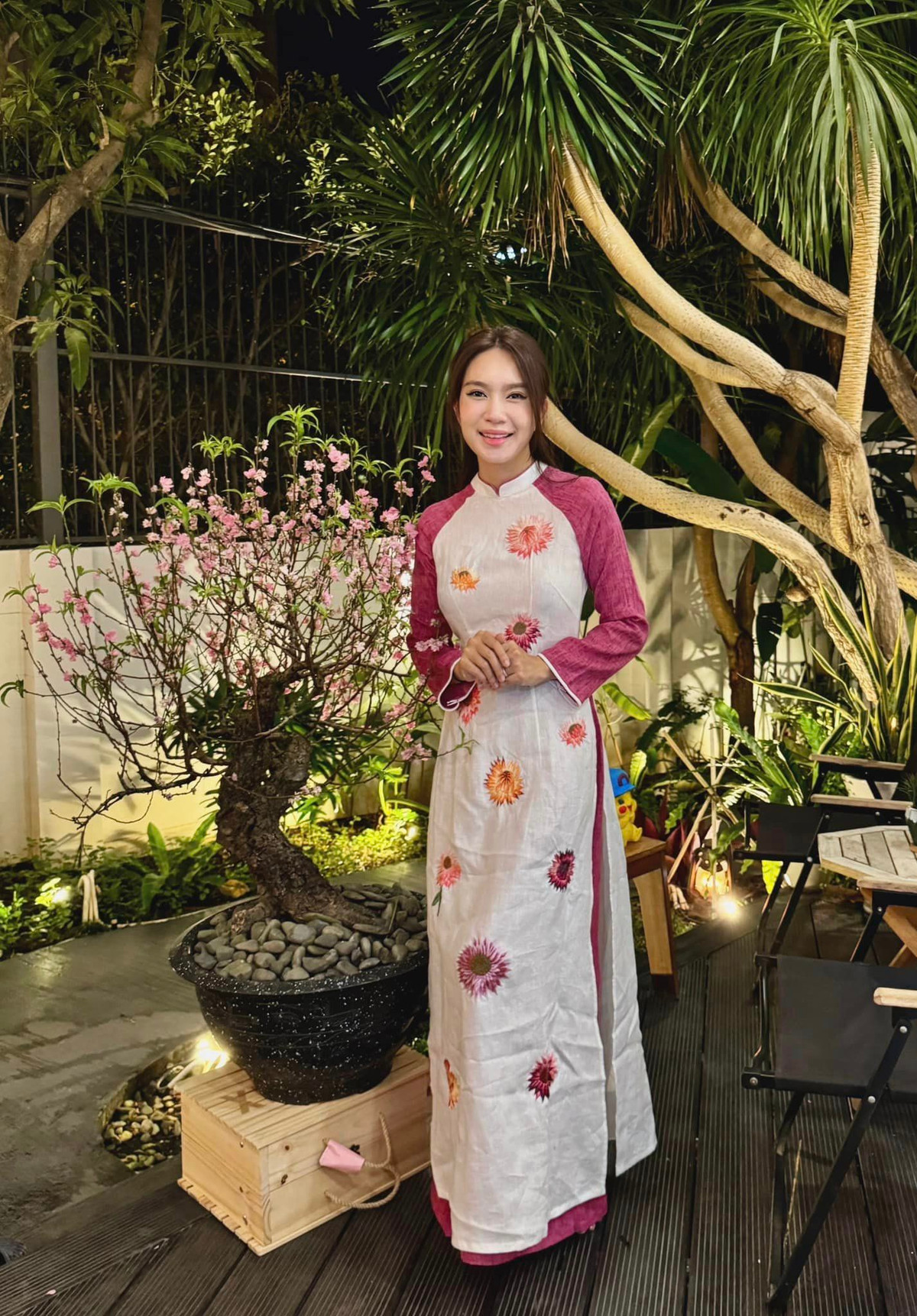 Gương mặt của cô luôn rạng rỡ với nụ cười tươi tắn và làn da trắng mịn.