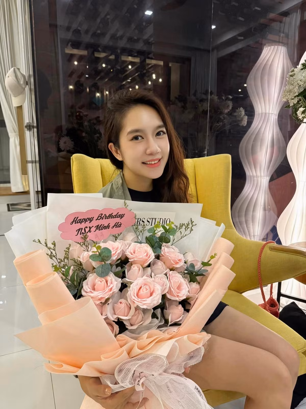 Sau khi kết hôn, vợ đạo diễn Lý Hải lui về làm quản lý, hỗ trợ chồng phát triển sự nghiệp.