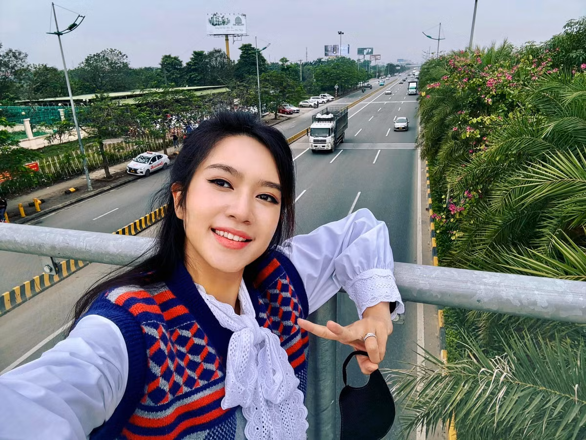 Sở hữu thân hình mảnh mai, bà xã Lý Hải dễ dàng chinh phục những thiết kế trẻ trung, "ăn gian" tuổi thật.