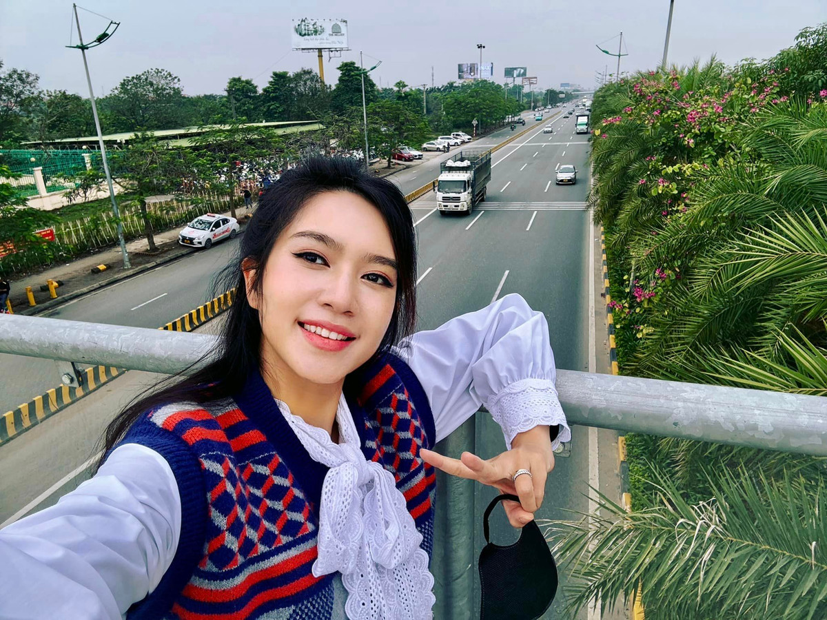 Sở hữu thân hình mảnh mai, bà xã Lý Hải dễ dàng chinh phục những thiết kế trẻ trung, "ăn gian" tuổi thật.
