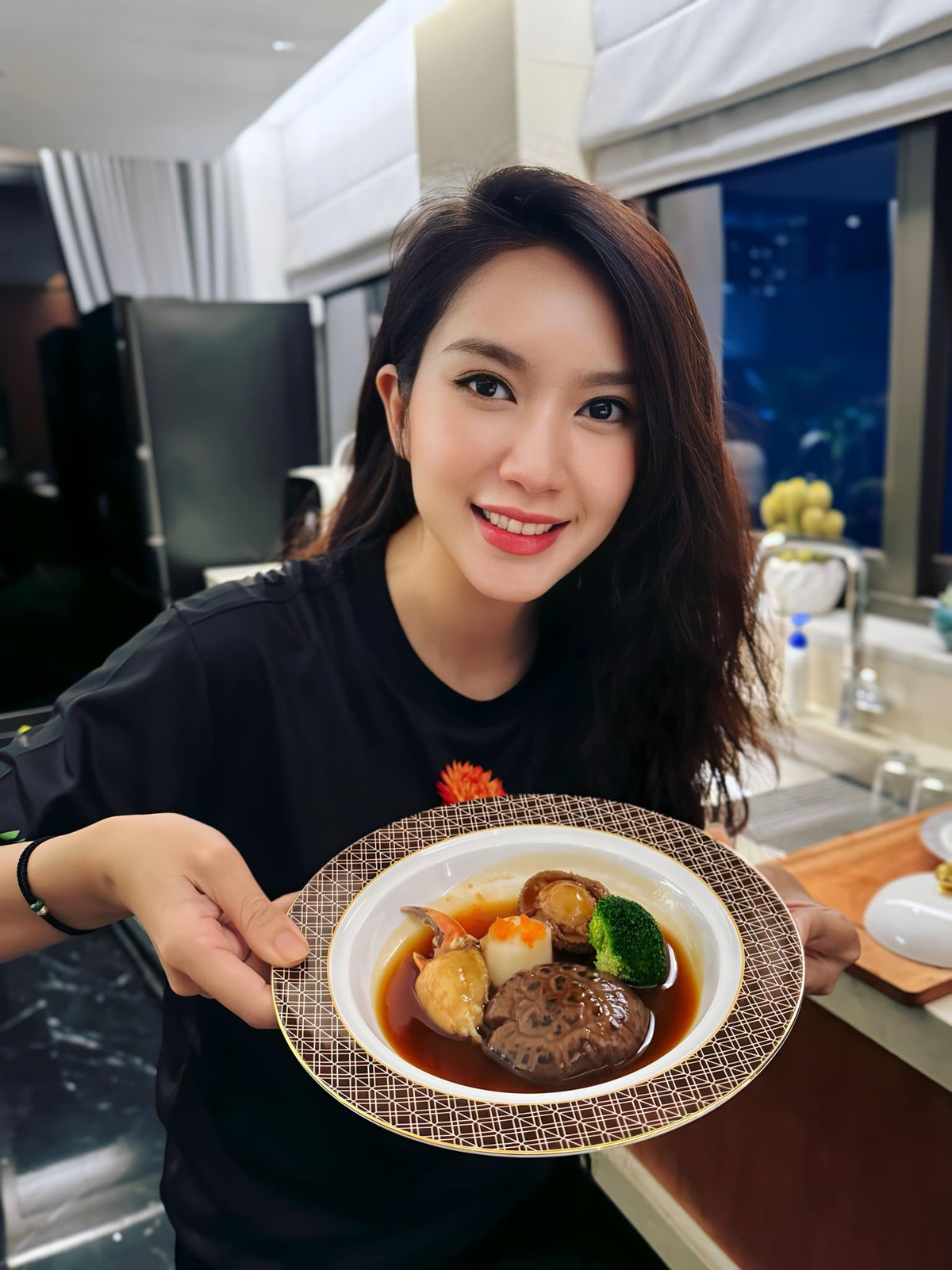 Minh Hà là một người phụ nữ xinh đẹp, tài năng và thành công. Nhan sắc mặn mà và phong cách sống hiện đại của cô là nguồn cảm hứng cho nhiều chị em.