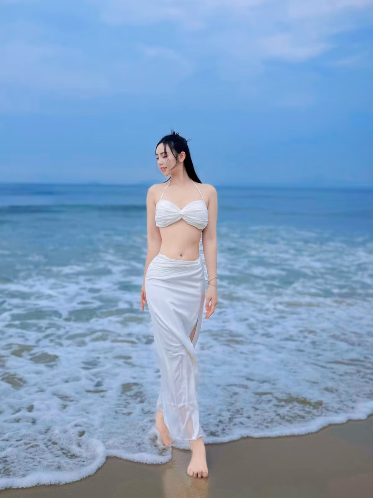 Bộ trang phục màu trắng mà Quỳnh Kool lựa chọn càng làm tôn lên làn da trắng phát sáng của cô.