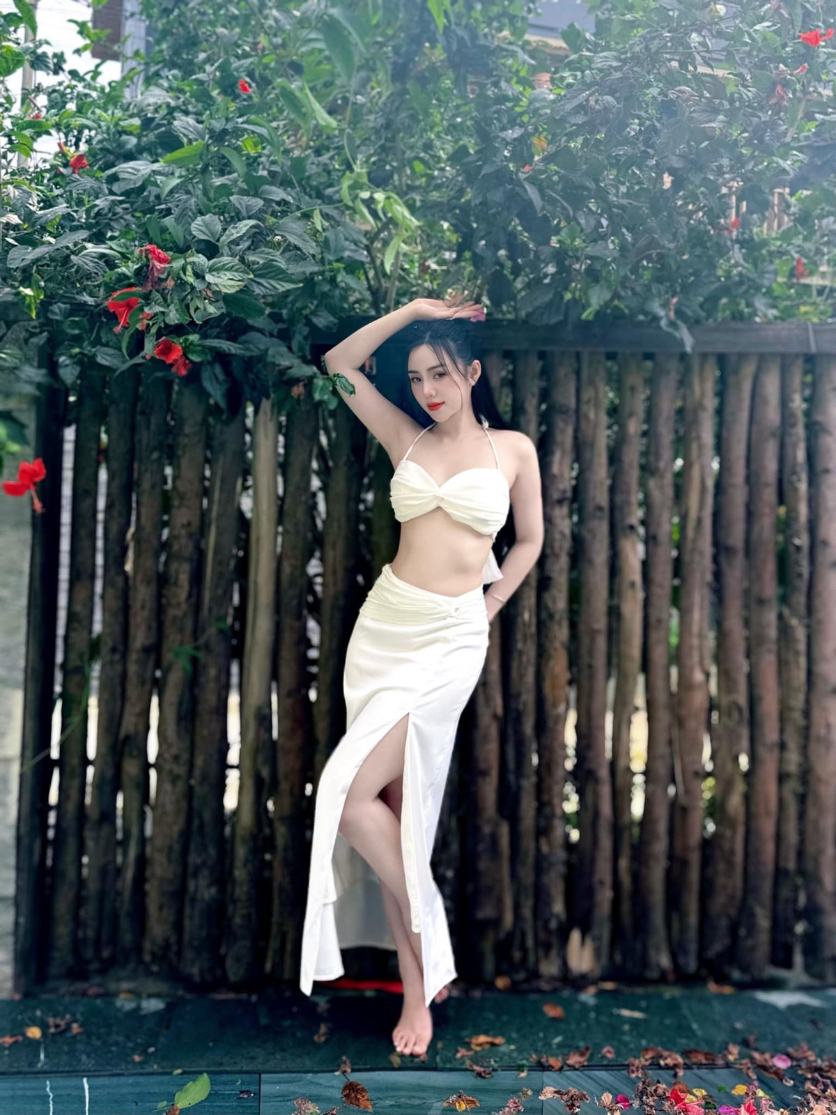 Phần thân trên nữ diễn viên lựa chọn diện áo quây cúp ngực, ngắn cũn để lộ vòng eo thon gọn.