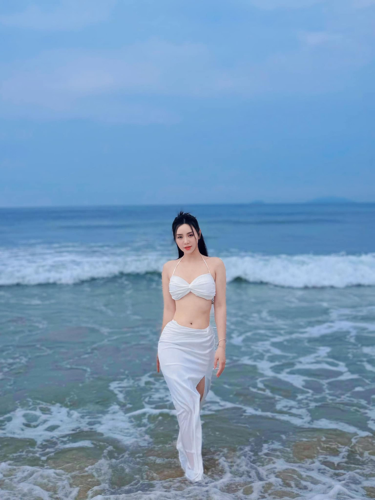 Trong những hình ảnh mới đăng tải, diễn viên Quỳnh Kool khoe thân hình nóng bỏng khi diện đồ bơi nửa kín nửa hở, tạo dáng ở biển.