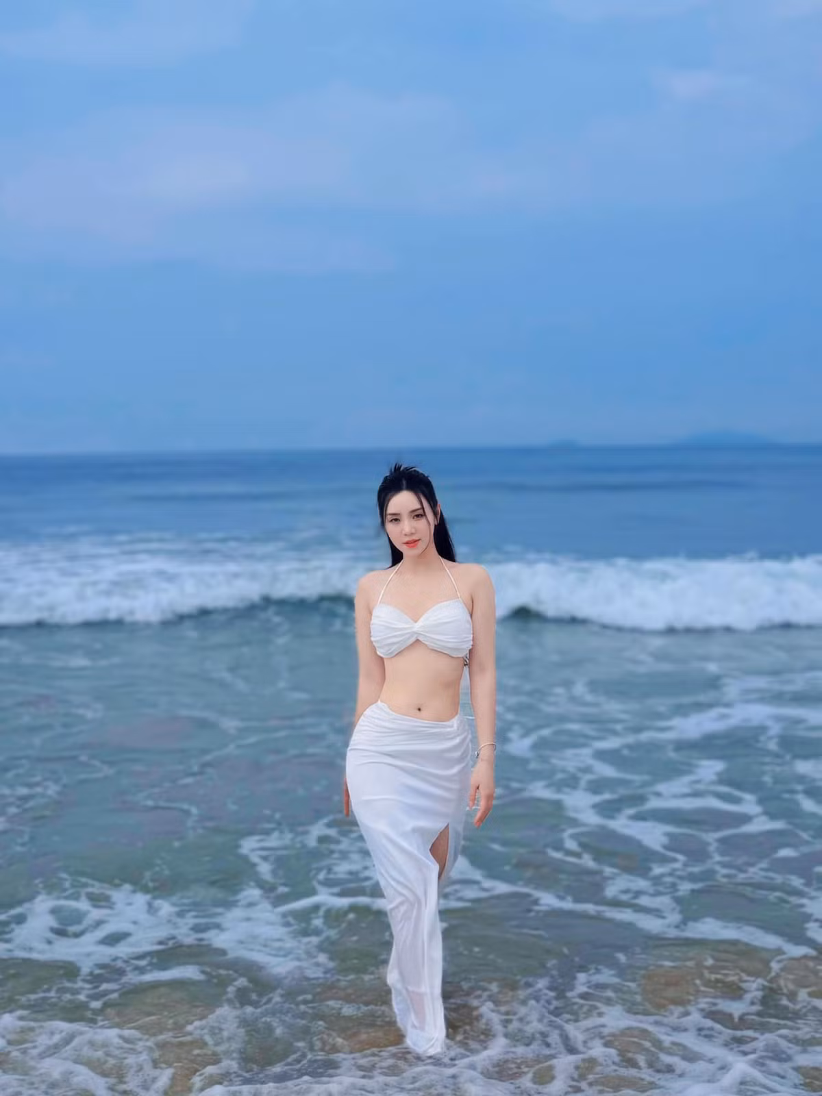 Trong những hình ảnh mới đăng tải, diễn viên Quỳnh Kool khoe thân hình nóng bỏng khi diện đồ bơi nửa kín nửa hở, tạo dáng ở biển.