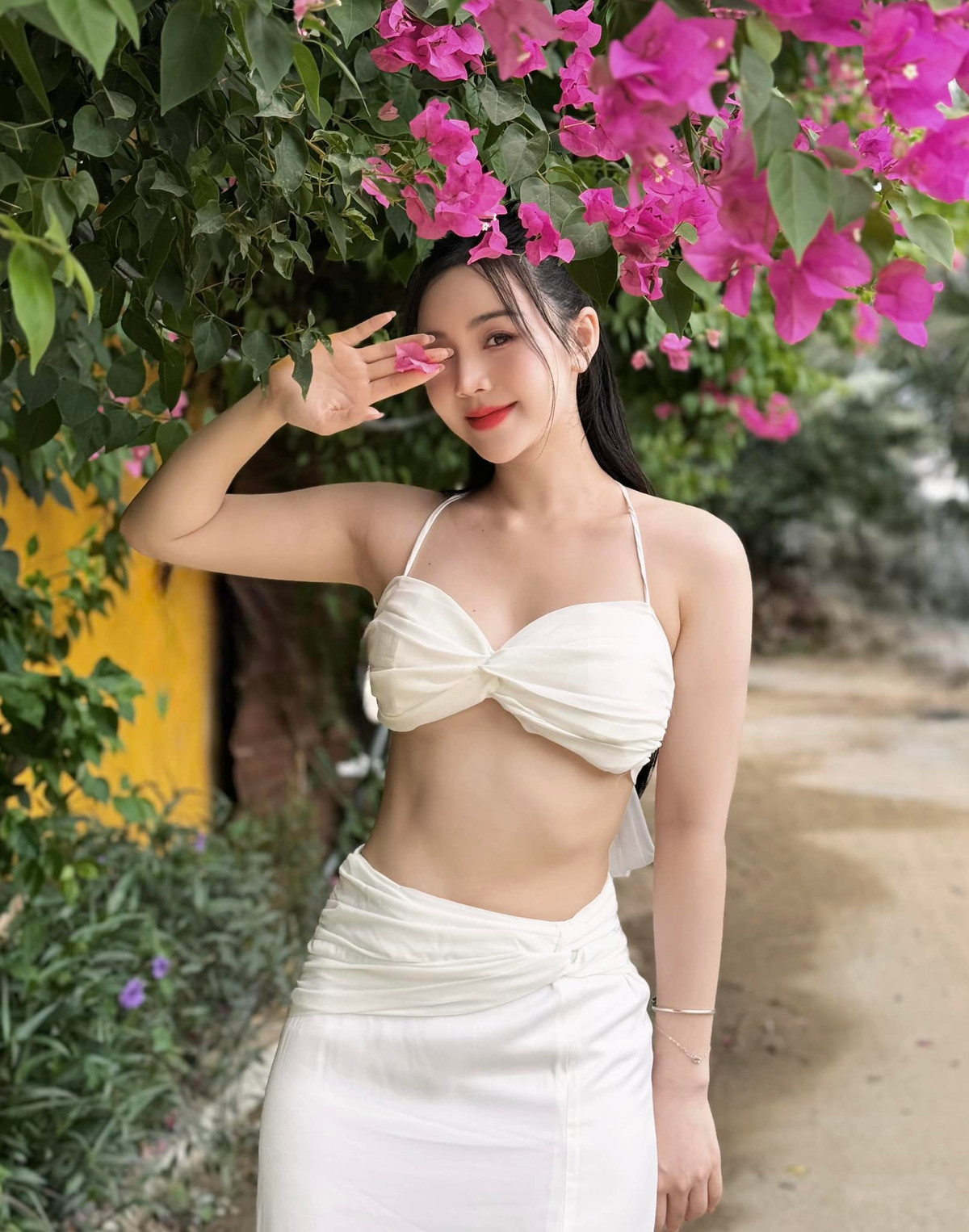 Nữ diễn viên "Chúng ta của 8 năm sau" có chiều cao khiêm tốn 1m61. Tuy nhiên, cô sở hữu vóc dáng quyến rũ, cân đối.