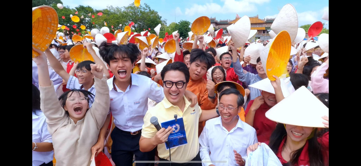 Trong hai năm gần đây, Đường lên đỉnh Olympia đã chứng kiến những màn so tài vô cùng kịch tính và hấp dẫn. Đặc biệt, điểm cầu Thanh Hóa và Thừa Thiên Huế đã để lại dấu ấn sâu đậm trong lòng khán giả nhờ sự dẫn dắt tài tình của BTV, MC Sơn Lâm. Ảnh: FB Dương Sơn Lâm