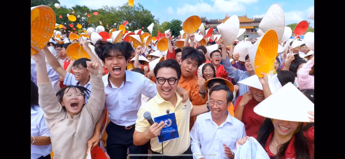 Trong hai năm gần đây, Đường lên đỉnh Olympia đã chứng kiến những màn so tài vô cùng kịch tính và hấp dẫn. Đặc biệt, điểm cầu Thanh Hóa và Thừa Thiên Huế đã để lại dấu ấn sâu đậm trong lòng khán giả nhờ sự dẫn dắt tài tình của BTV, MC Sơn Lâm. Ảnh: FB Dương Sơn Lâm